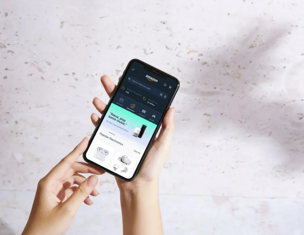 Person exploring the Amazon app from a smartphone for the service of the Digital Agency Jinni S.r.l.