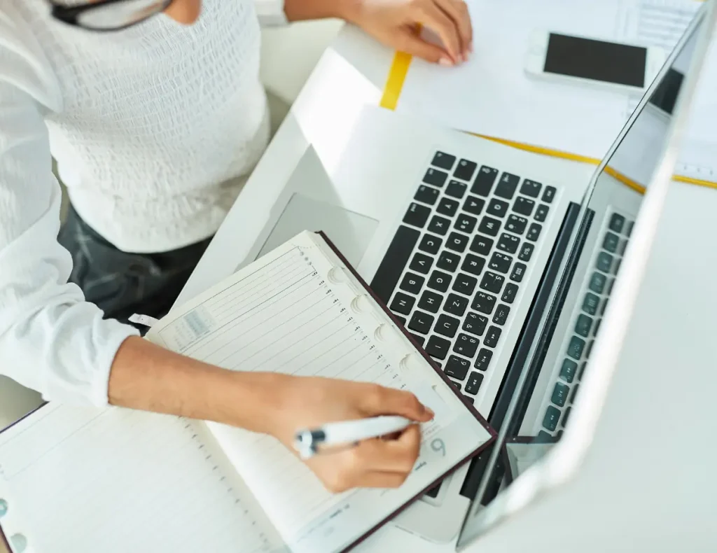 Modern workstation with computer and minimal decorations, representation of the Digital Agency Jinni S.r.l.