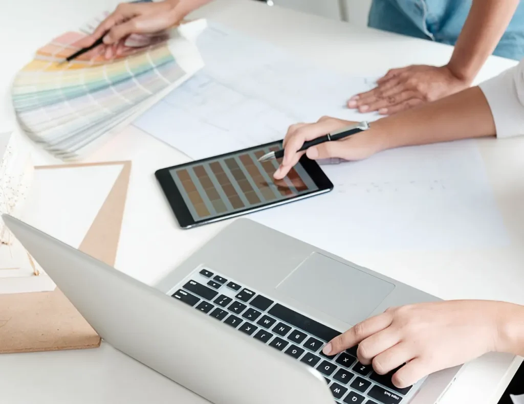 Detail of a laptop on a desk with modern design elements, a symbol of technology and creativity for the service of the Digital Agency Jinni S.r.l.
