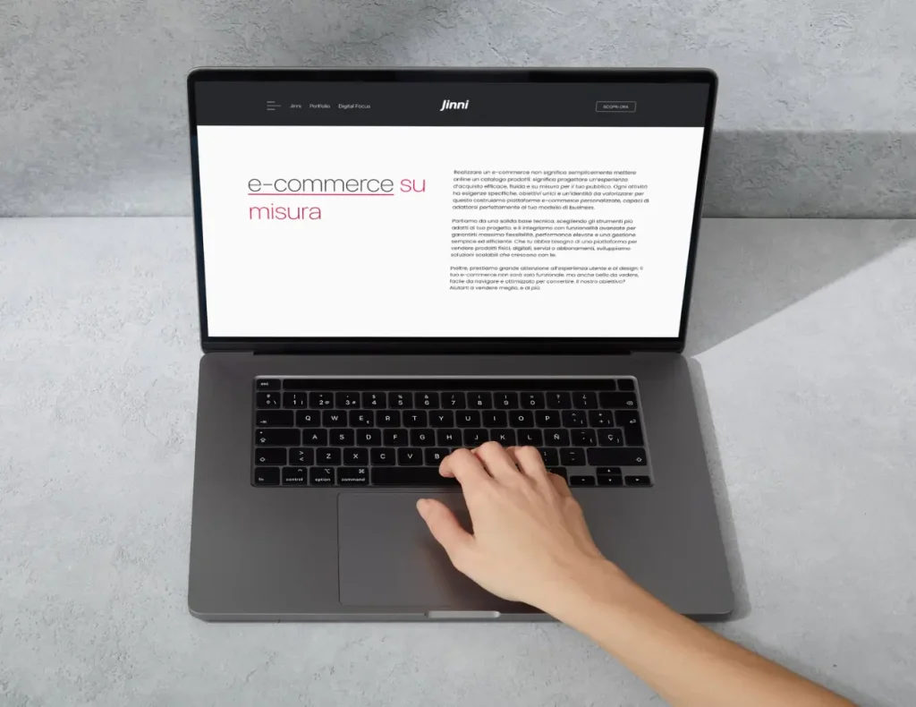Laptop screen showing an e-commerce website tailored for the service of Digital Agency Jinni S.r.l.