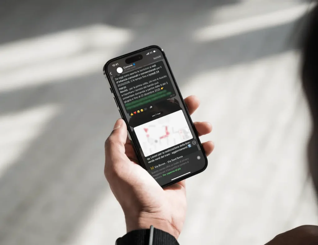 Telegram notifications on smartphone held by a man for the service of the Digital Agency Jinni S.r.l.